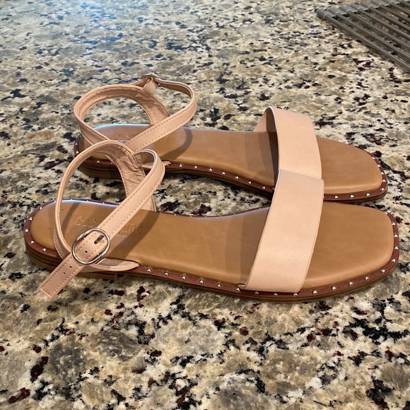 Cushionaire Women's Verona Studded one band sandals in a blush color - Picture 3 of 6